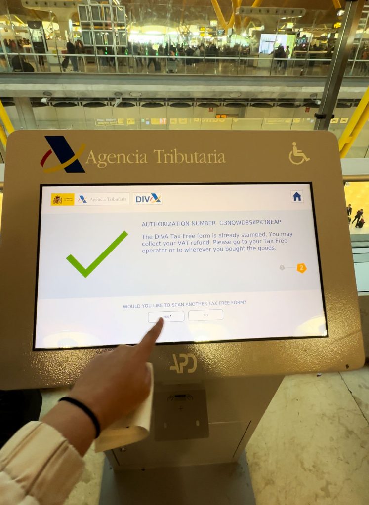 A VAT refund kiosk screen showing an authorization number and a confirmation message with a green checkmark, indicating that the tax-free form is stamped and the VAT refund can be collected.